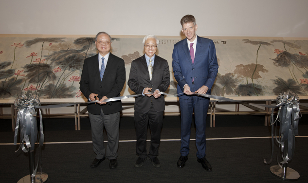 (From left) Ribbon-cutting ceremony by Director of Jao Tsung-I Petite Ecole of HKU Professor C. F. Lee, Provost and Deputy Vice-Chancellor of HKU Professor Paul K. H. Tam and UMAG Director Dr Florian Knothe.